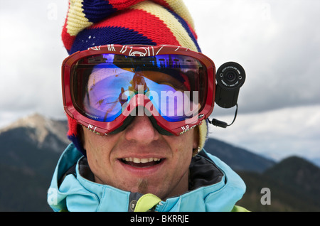 La Slovaquie, Jasna, portrait de jeune snowboarder avec webcam attaché à lunettes Banque D'Images