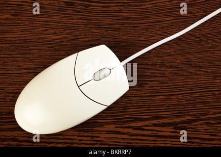 Photo prise de la souris de l'ordinateur sur la table Banque D'Images