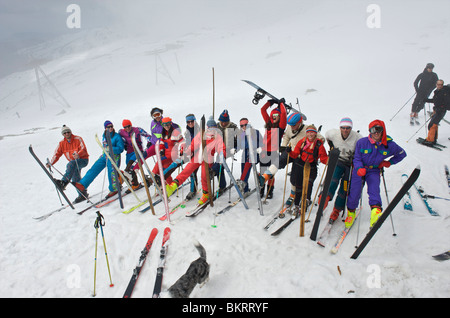 La Slovaquie, Jasna, groupe d'instructeurs habillé pour les années 80, célébrant la fin de la saison Banque D'Images