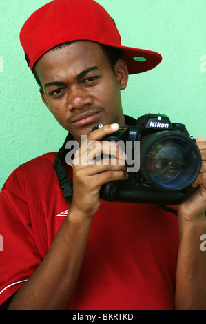 Curaçao, garçon avec appareil photo Nikon Banque D'Images