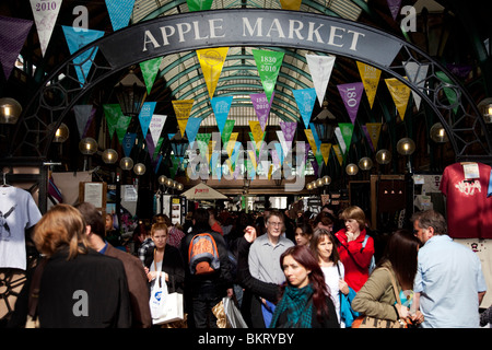 Marché d'Apple au coeur de Covent Garden dans le West End de Londres. Cette superficie intérieure a nombreux stands pour les touristes Banque D'Images