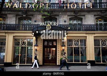 En dehors de la célèbre hôtel Waldorf sur Aldwych à Covent Garden dans le West End de Londres. Banque D'Images