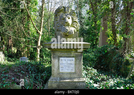 Le lion au repos Nero sur la tombe de George Wombell, Cimetière de Highgate West, Londres Banque D'Images