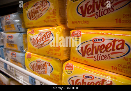 Paquets de Kraft Foods' fromage Velveeta sont vus dans un supermarché réfrigérateur cas à New York Banque D'Images