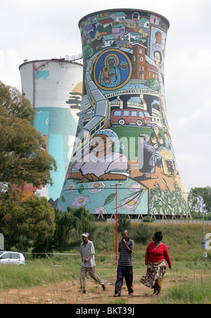 Tour de refroidissement Power Station peint à Soweto, Johannesburg, Afrique du Sud Banque D'Images