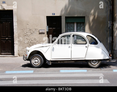 Old white 2CV Citroën en stationnement sur rue. Banque D'Images