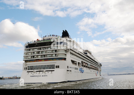 Le navire de croisière, Norwegian Dawn, sur l'Hudson, de quitter le port de New York. Banque D'Images