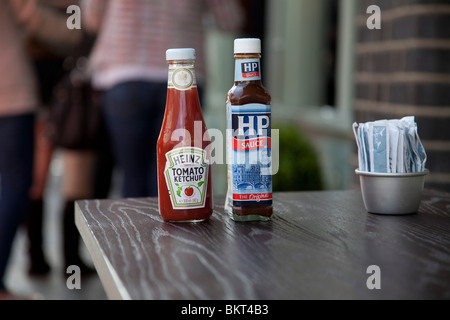 Sauce HP et Heinz Tomato Ketchup bouteilles à l'extérieur d'un café. Deux icônes de la sauce monde. Banque D'Images