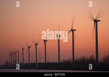 Kalkense meren bij zonsondergang, BelgiÃ" Moulins à vent au coucher du soleil, Belgique Banque D'Images