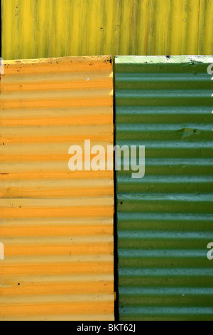 Panneaux ondulés colorés à La Boca, Buenos Aires, Argentine Banque D'Images