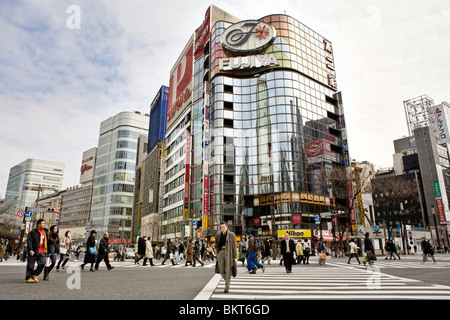 Scène de rue animée à Tokyo, Japon Banque D'Images