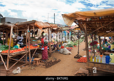 Marché aux puces rural africain, ouest du Kenya. Banque D'Images