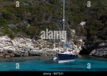 Bateau de mouillage dans une crique près de Bonifacio Banque D'Images