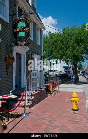 Scène de rue de Newport avec bars, cafés et boutiques de souvenirs sur Thames Street, Newport, Rhode Island, USA Banque D'Images