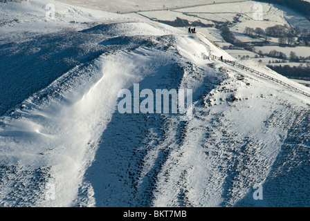 Marcheurs sur MAM Tor en hiver, Edale, Peak District, Derbyshire, Angleterre, Royaume-Uni Banque D'Images