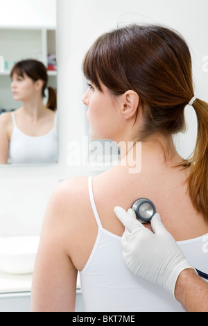 Les visites chez le médecin un patient with stethoscope Banque D'Images