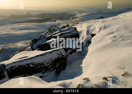 Les amoncellements de neige et de roches sur le plateau de Kinder Scout en hiver, au-dessus de foin, Peak District, Derbyshire, Angleterre, RU Banque D'Images