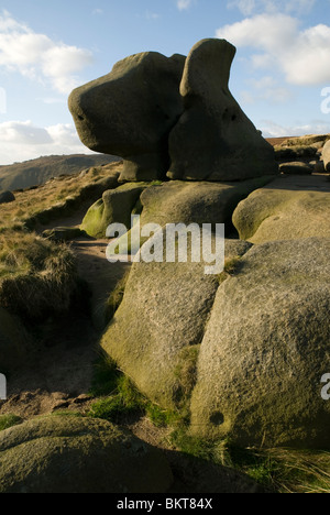 Des rochers de grès sculptés du vent sur le plateau au-dessus du Scoutisme Kinder Edale, Peak District, Derbyshire, Angleterre, RU Banque D'Images