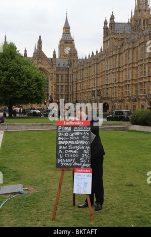 Cotes pour les premiers ministres au cours de l'élection générale britannique du 6 mai 2010 à l'extérieur du Parlement de Westminster. Banque D'Images