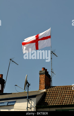 Drapeau anglais sur le toit pub, Hinckley, Leicestershire, England, UK Banque D'Images