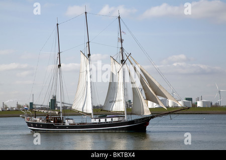 Bateau à voile, Nieuwe Waterweg, ship canal entre Maasluis et crochet de Hollande, Pays-Bas Banque D'Images