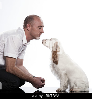 Cocker Anglais rouge et son maître sur studio fond blanc Banque D'Images