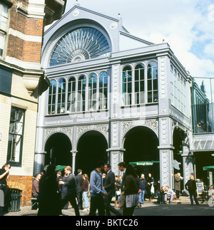 Foule à l'extérieur midi Restaurant rôti à Borough Market à Londres Angleterre Royaume-uni KATHY DEWITT Banque D'Images