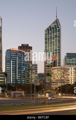 Le D & R tour (à droite) sur les toits de la ville de Perth, capitale de l'ouest de l'Australie Banque D'Images