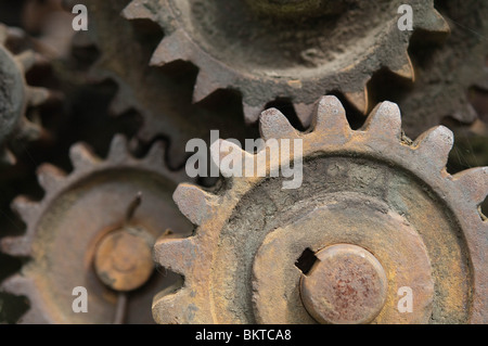 Meubles anciens et pignons cmv se trouvent exposés aux éléments sur un ancien morceau de machines agricoles. Banque D'Images