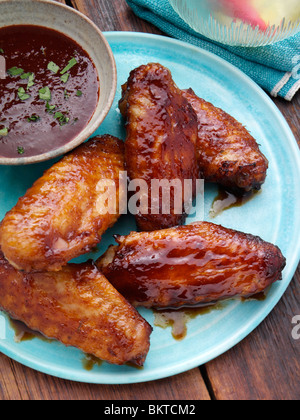Ailes de poulet avec la sauce barbecue Banque D'Images