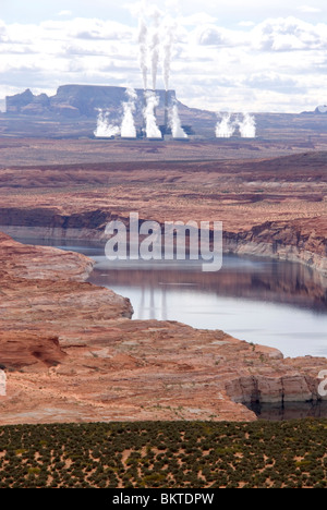 Navajo au charbon centrale électrique près de page Colorado River Lake Powell en premier plan Glenn Canyon Utah USA Banque D'Images