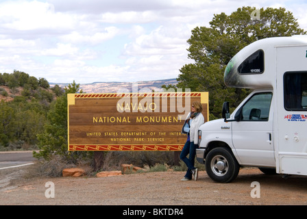 Woman leaning on RV camping-car, à l'entrée du Monument National Navajo Arizona USA Kim MR Paumier Banque D'Images