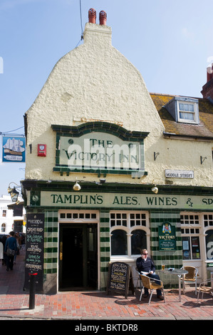 Client assis dehors la victoire Inn une maison près de la voie dans le Sussex Brighton UK Banque D'Images