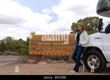 Woman leaning on RV camping-car, à l'entrée du Monument National Navajo Arizona USA Kim MR Paumier Banque D'Images