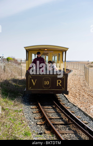 Un train sur le chemin de fer électrique à voie étroite de Volks longeant le front de mer de Brighton Banque D'Images