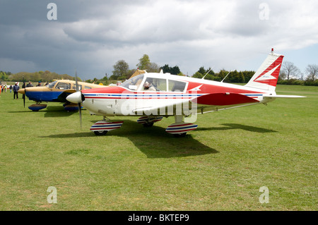 Avions légers à l'Aérodrome de Popham, Hampshire, Angleterre à un 'Fly-In' le lundi 3 mai 2010. Banque D'Images