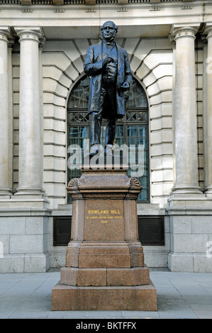 Statue de Rowland Hill, fondateur de l'uniforme penny postage King Edward Street Ville de London England UK Banque D'Images