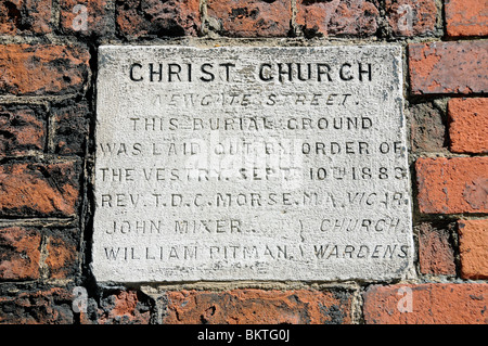 Plaque en pierre de l'église Christ construit dans un mur à Newgate Street Ville de London England UK Banque D'Images