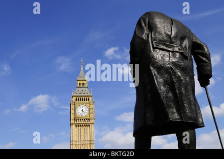 Statue de Sir Winston Churchill et de Big Ben, la place du Parlement, Westminster, London, England, UK Banque D'Images