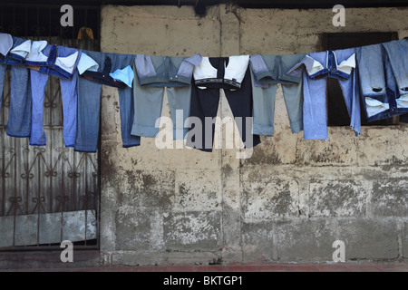 Étendre le linge, Catarina, un village qui est l'un des Los Pueblos Blancos, au Nicaragua, en Amérique centrale Banque D'Images