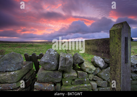 Un panneau marque le chemin vers l'Hebden Bridleway près de Grassington dans le Yorkshire Dales de l'Angleterre Banque D'Images