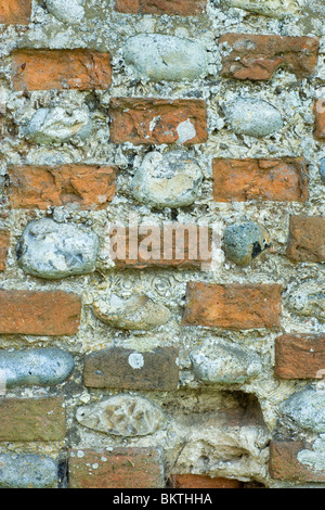 Briques et pierres silex mis en mortier de chaux. Mur, Hickling, Norfolk, Angleterre. UK. Banque D'Images