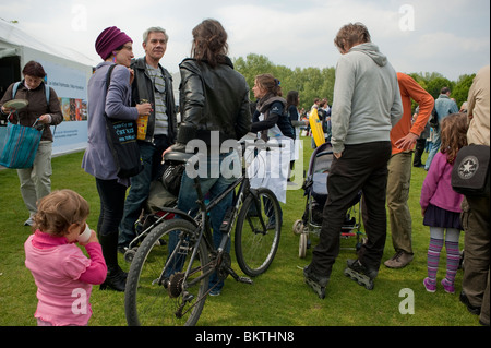 Groupe personnes, familles Cyclisme dans le Parc, Paris, France, Parc de la Villette Banque D'Images