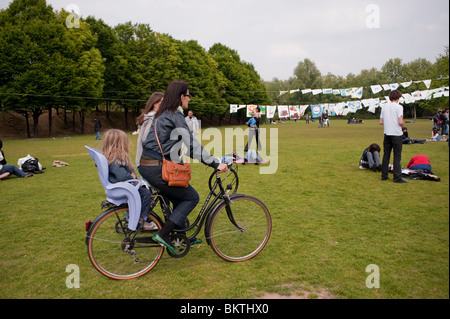 Personnes Cyclisme dans les Parcs, Parc de la Villette, Paris, France, Equitation familiale Bicylces Banque D'Images