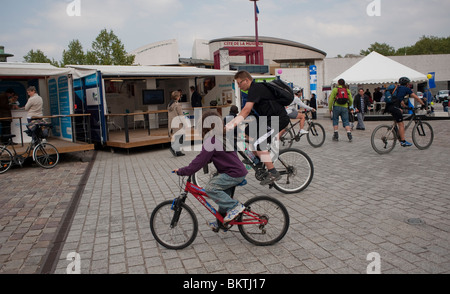 Foule personnes Cyclisme dans les parcs, Parc de la Villette, Paris, France, familles à vélo Banque D'Images