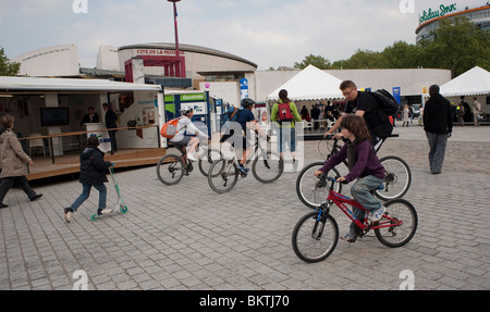 Personnes cyclisme dans les parcs, 'Parc de la Villette', Paris, France, familles dans le parc, équitation à vélo, quartiers locaux, famille à vélo, 'Cité des Sciences et de l'industrie » paris Banque D'Images