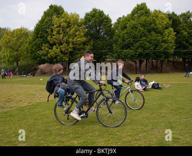 Vélo en famille dans les parcs, Parc de la Villette, Paris, France, vélos, parc urbain à l'extérieur, vélo Banque D'Images