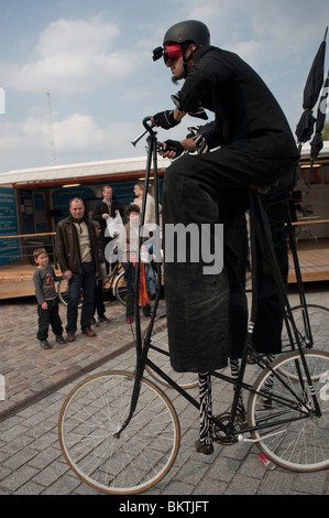 Les gens à vélo dans les parcs, La Villette, Paris, France, insolite, cadre de bicyclette Équitation Hommes sur pilotis Banque D'Images