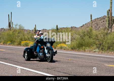 Voyages Moto sur une route à travers le désert Banque D'Images