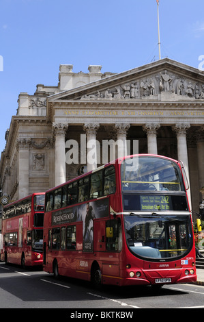 Les bus londoniens à l'extérieur de l'édifice Royal Exchange, London, England, UK Banque D'Images